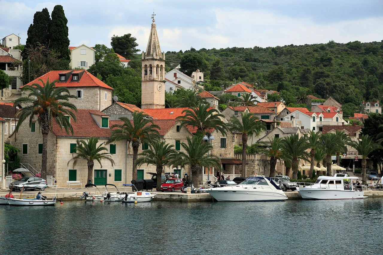 The harbour in Splitska with the church