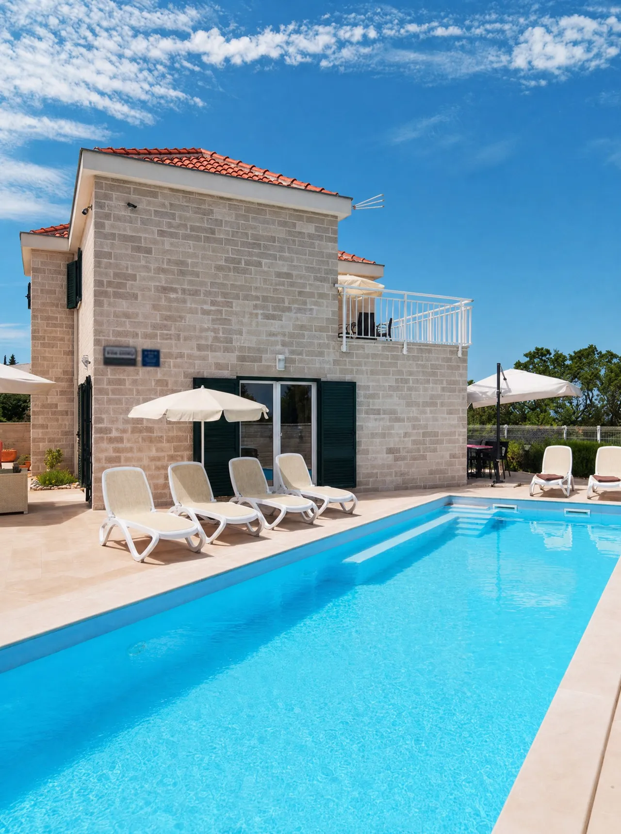 Steinvilla mit Pool und Sonnenliegen auf Brač